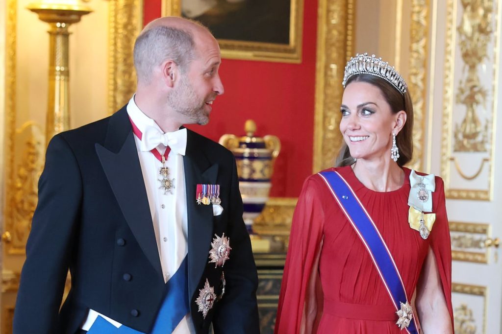 Princess of Wales Shines in Dark Red Silk at Macron’s Star-Studded Banquet