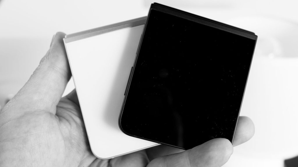 I Unboxed the Galaxy Z Flip 7 FE and Found It All Black and White